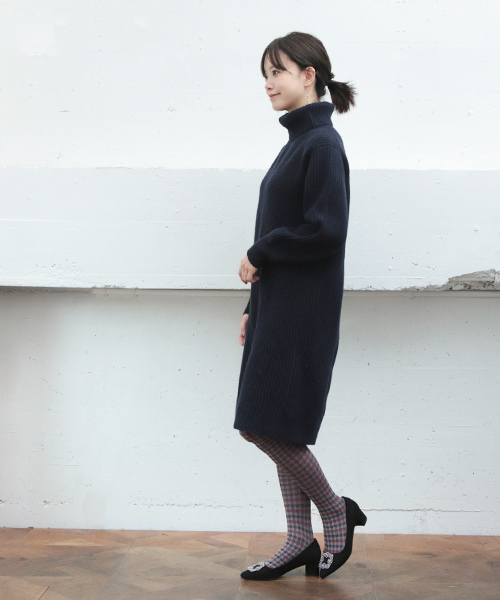 SESTO（セスト）の「【JAPANクオリティ】4.5cmヒールビジューモチーフポインテッドトゥパンプス（パンプス・レディース・ゴールド/ネイビー/ベージュ/ピンク/ブラック/ホワイト/ドット/グレー/グリーン/ラベンダー/ブルー系その他/ダークグレー/テラコッタ/モカ/パープル/チェック・23.5cm/22.5cm/22.0cm/25.5cm/24.5cm/24.0cm/23.0cm）」の21枚目の写真