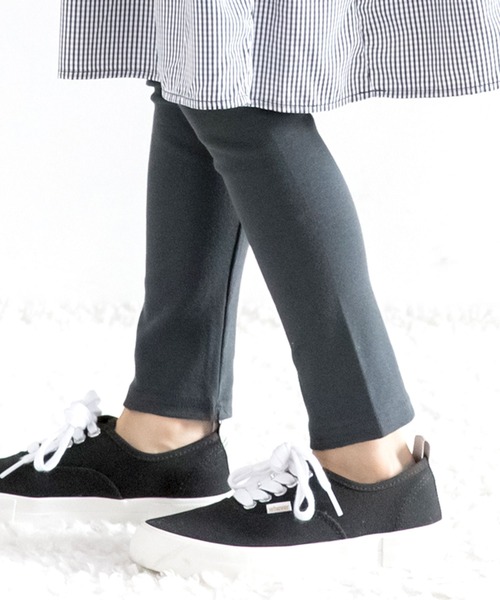 Bee des Bee（ビーデスビー）の「10分丈無地レギンス（レギンス/スパッツ・キッズ・ラベンダー/ブラック/チャコール/ライトピンク/ネイビー/グレー/ワイン/アイボリー/ライトグレー/グレイッシュベージュ/チェリーピンク/ライトブルー/ブルー/ピンク/モスグリーン/イエロー系その他/グリーン系その他/ミント/ピンク系その他/ライトグリーン/クリーム/ブルー系その他/カーキブラウン/グレー系その他/スミクロ/ブルーグレー/パープル系その他/ホワイト系その他/ライトグリーン系/ブラウン/ライラック系/ブルー系/ライトベージュ/カーキオリーブ/スモークピンク/ピンク系/杢グレー/ベージュ系/ブルー × パープル・90cm/120cm/100cm/110cm/140cm/130cm/150cm）」の4枚目の写真