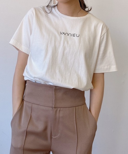 VANNIE U（ヴァニーユー）の「クラッシックロゴT（Tシャツ/カットソー・レディース・ホワイト/ブラック/ブラウン/モカ・FREE）」の2枚目の写真