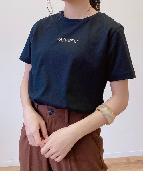 VANNIE U（ヴァニーユー）の「クラッシックロゴT（Tシャツ/カットソー・レディース・ホワイト/ブラック/ブラウン/モカ・FREE）」の3枚目の写真