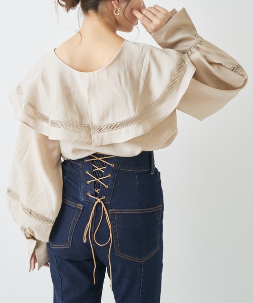 Chico（チコ）の「ビッグ襟2wayボリュームブラウス/ビッグカラー（シャツ/ブラウス・レディース・ホワイト/ライトベージュ/ライトグレー・FREE）」の5枚目の写真