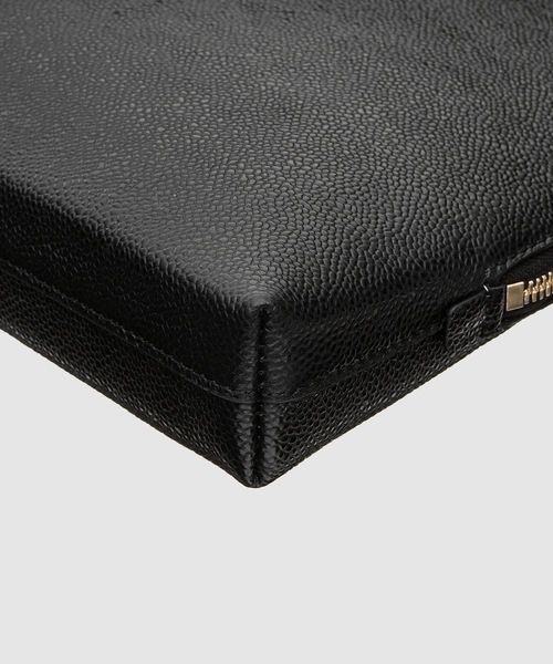 THOM BROWNE（トムブラウン）の「DOCUMENT HOLDER BACKPACK IN PEBBLE GRAIN LEATHER（バックパック/リュック・メンズ・ブラック/グレー・ONE SIZE）」の4枚目の写真