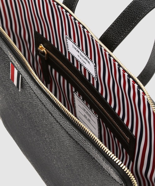 THOM BROWNE（トムブラウン）の「DOCUMENT HOLDER BACKPACK IN PEBBLE GRAIN LEATHER（バックパック/リュック・メンズ・ブラック/グレー・ONE SIZE）」の6枚目の写真