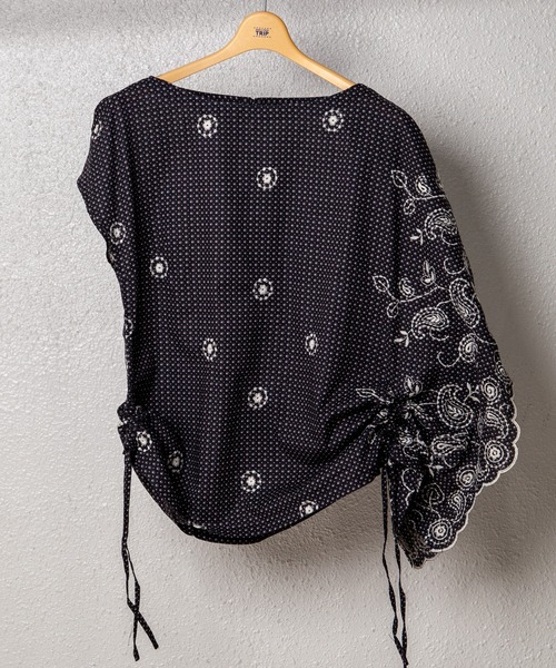 GGD（ジージーディー）の「HAVE A NICE TRIP / ハヴァナイストリップ　ミニフラワーエンブロイダリータイギャザー（シャツ/ブラウス・レディース・グレー/レッド/グリーン・M/L/LL）」の2枚目の写真