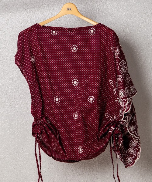 GGD（ジージーディー）の「HAVE A NICE TRIP / ハヴァナイストリップ　ミニフラワーエンブロイダリータイギャザー（シャツ/ブラウス・レディース・グレー/レッド/グリーン・M/L/LL）」の3枚目の写真