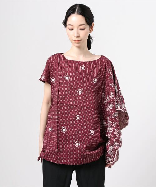 GGD（ジージーディー）の「HAVE A NICE TRIP / ハヴァナイストリップ　ミニフラワーエンブロイダリータイギャザー（シャツ/ブラウス・レディース・グレー/レッド/グリーン・M/L/LL）」の6枚目の写真