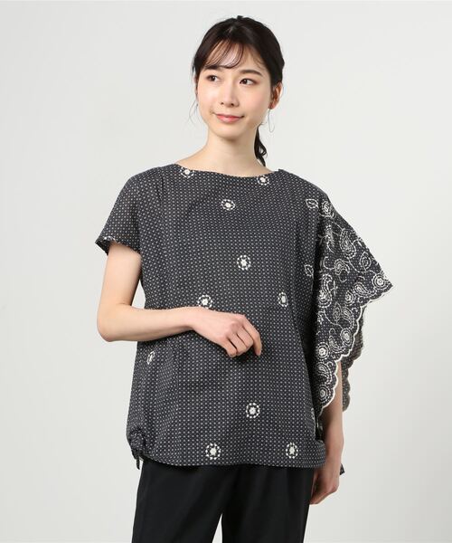 GGD（ジージーディー）の「HAVE A NICE TRIP / ハヴァナイストリップ　ミニフラワーエンブロイダリータイギャザー（シャツ/ブラウス・レディース・グレー/レッド/グリーン・M/L/LL）」の5枚目の写真