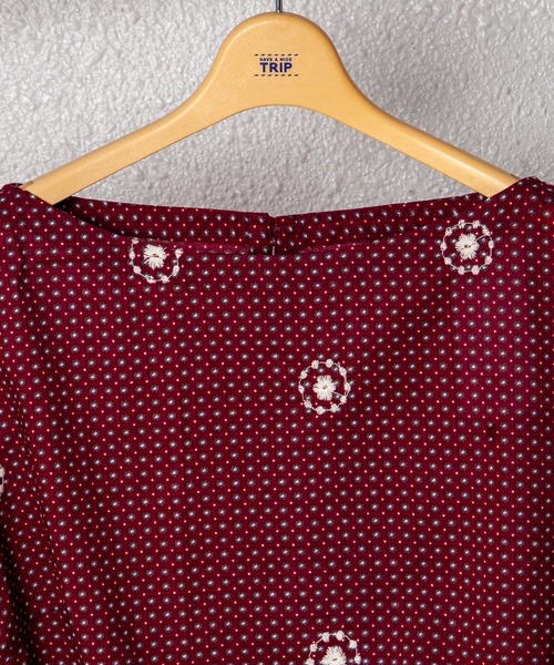 GGD（ジージーディー）の「HAVE A NICE TRIP / ハヴァナイストリップ　ミニフラワーエンブロイダリータイギャザー（シャツ/ブラウス・レディース・グレー/レッド/グリーン・M/L/LL）」の11枚目の写真