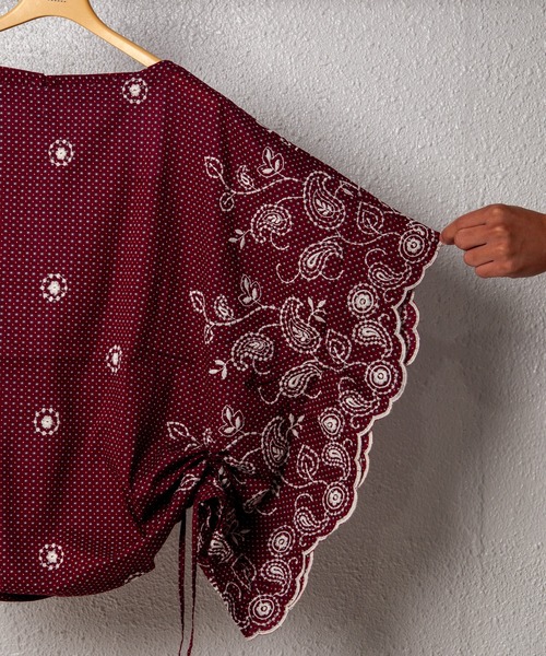 GGD（ジージーディー）の「HAVE A NICE TRIP / ハヴァナイストリップ　ミニフラワーエンブロイダリータイギャザー（シャツ/ブラウス・レディース・グレー/レッド/グリーン・M/L/LL）」の10枚目の写真