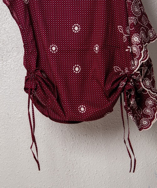 GGD（ジージーディー）の「HAVE A NICE TRIP / ハヴァナイストリップ　ミニフラワーエンブロイダリータイギャザー（シャツ/ブラウス・レディース・グレー/レッド/グリーン・M/L/LL）」の9枚目の写真