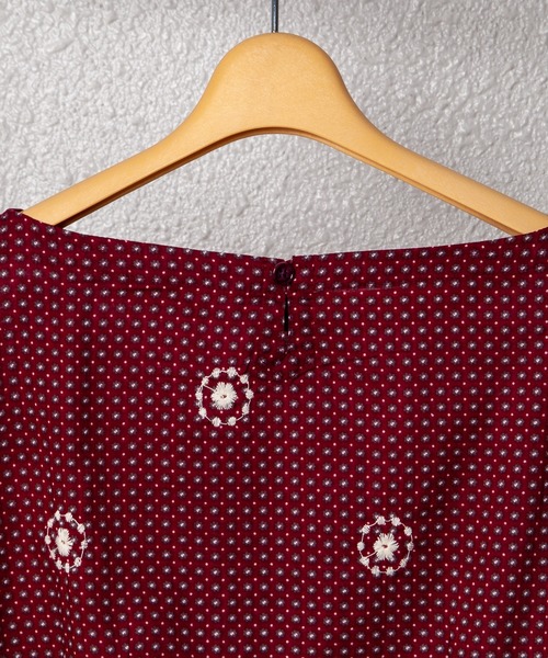 GGD（ジージーディー）の「HAVE A NICE TRIP / ハヴァナイストリップ　ミニフラワーエンブロイダリータイギャザー（シャツ/ブラウス・レディース・グレー/レッド/グリーン・M/L/LL）」の8枚目の写真