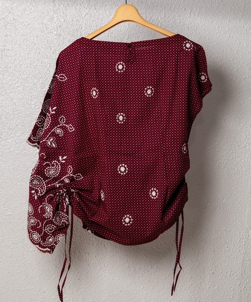 GGD（ジージーディー）の「HAVE A NICE TRIP / ハヴァナイストリップ　ミニフラワーエンブロイダリータイギャザー（シャツ/ブラウス・レディース・グレー/レッド/グリーン・M/L/LL）」の7枚目の写真