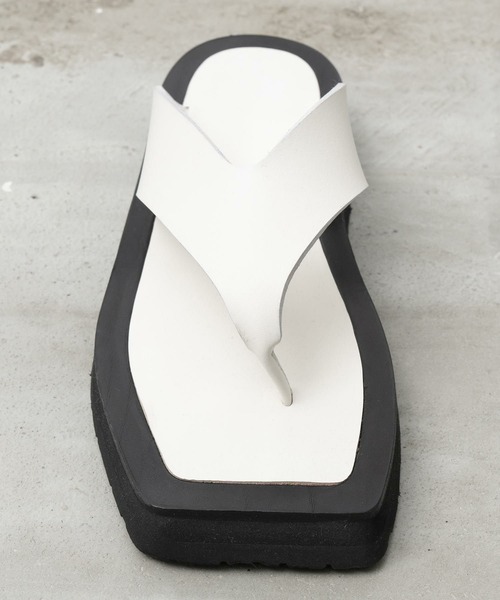 MAISON SPECIAL（メゾンスペシャル）の「《ユニセックスアイテム》【SPECIAL SHOES FACTORY コラボ】東京産フラットソールスムースレザートングサンダル 【MAISON SPECIAL/メゾンスペシャル】（サンダル・メンズ・ホワイト/ブラック・25.5/26.5/27.5/24.5/23.5）」の5枚目の写真