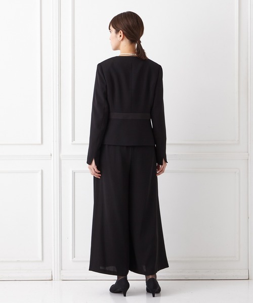AIMER（エメ）の「【喪服・礼服・WEB限定】ノーカラージャケット・ペプラムブラウス・ワイドパンツ 3点セット ブラックフォーマルアンサンブル（スーツセット・レディース・ブラック・11号/9号/13号/15号/17号/7号）」の2枚目の写真
