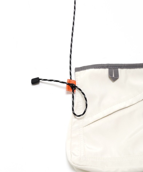 minsobi（ミンソビ）の「ミニショルダーバック  ストラップポーチ（ショルダーバッグ・メンズ・ブラック/ホワイト・FREE）」の13枚目の写真