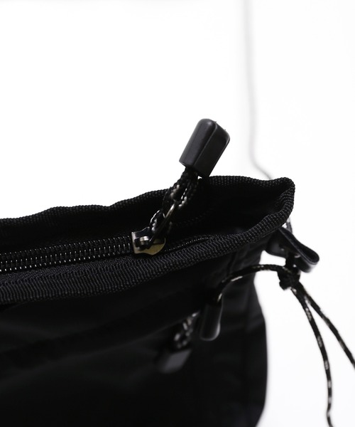 minsobi（ミンソビ）の「ミニショルダーバック  ストラップポーチ（ショルダーバッグ・メンズ・ブラック/ホワイト・FREE）」の4枚目の写真