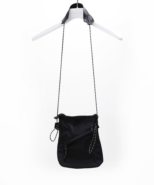 minsobi（ミンソビ）の「ミニショルダーバック  ストラップポーチ（ショルダーバッグ・メンズ・ブラック/ホワイト・FREE）」の6枚目の写真