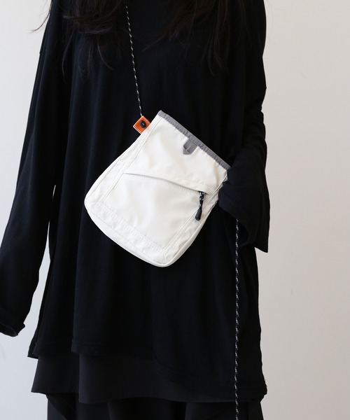 minsobi（ミンソビ）の「ミニショルダーバック  ストラップポーチ（ショルダーバッグ・メンズ・ブラック/ホワイト・FREE）」の19枚目の写真