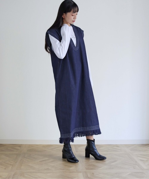 vingtrois(バントロア)の「【Vingtrois】深Vネックデニムワンピース(ワンピース・レディース・ブラック/ネイビー・M)」の1枚目の写真