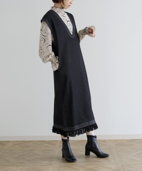 vingtrois(バントロア)の「【Vingtrois】深Vネックデニムワンピース(ワンピース・レディース・ブラック/ネイビー・M)」の4枚目の写真