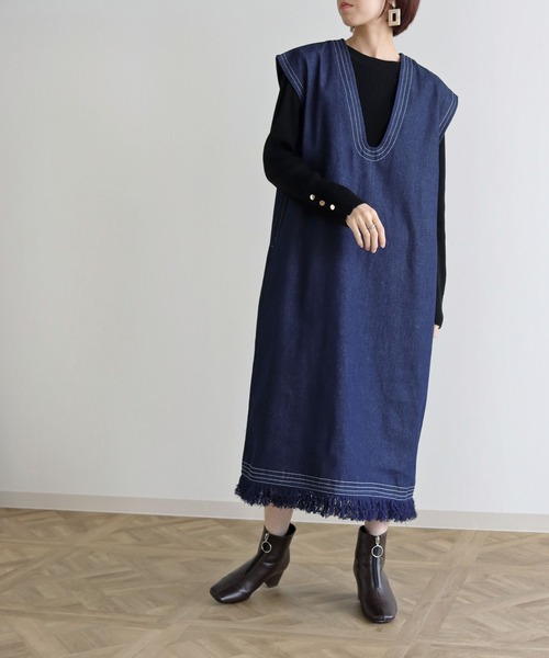 vingtrois(バントロア)の「【Vingtrois】深Vネックデニムワンピース(ワンピース・レディース・ブラック/ネイビー・M)」の3枚目の写真