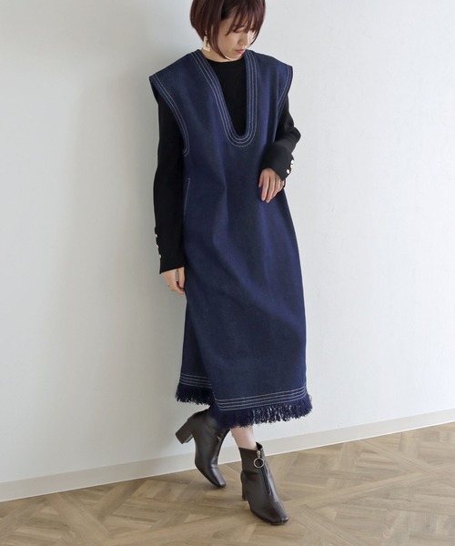 vingtrois(バントロア)の「【Vingtrois】深Vネックデニムワンピース(ワンピース・レディース・ブラック/ネイビー・M)」の6枚目の写真