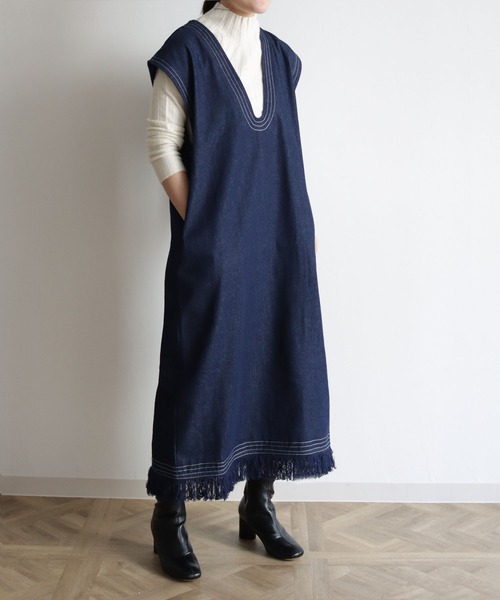 vingtrois(バントロア)の「【Vingtrois】深Vネックデニムワンピース(ワンピース・レディース・ブラック/ネイビー・M)」の22枚目の写真