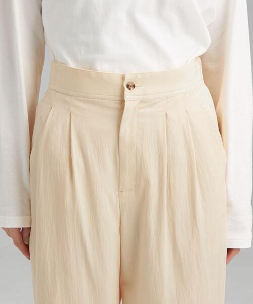 green label relaxing（グリーンレーベルリラクシング）の「ハイウエスト Cu サテンタック パンツ（その他パンツ・レディース・ネイビー/クリーム/コバルトブルー・38/36）」の15枚目の写真