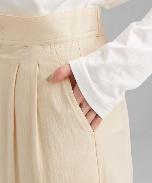 green label relaxing（グリーンレーベルリラクシング）の「ハイウエスト Cu サテンタック パンツ（その他パンツ・レディース・ネイビー/クリーム/コバルトブルー・38/36）」の16枚目の写真