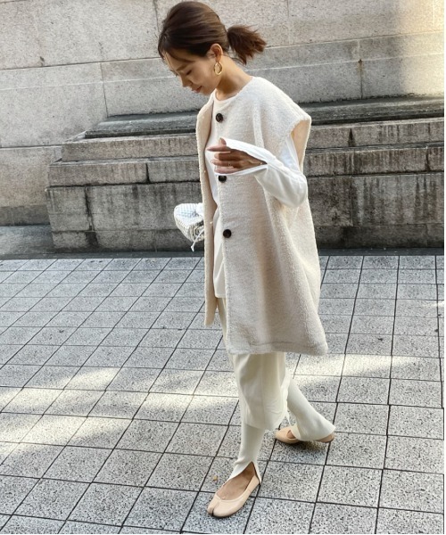 ulu(ウル)の「Original boa gilet coat(ノーカラーコート・レディース・アイボリー・FREE)」の1枚目の写真