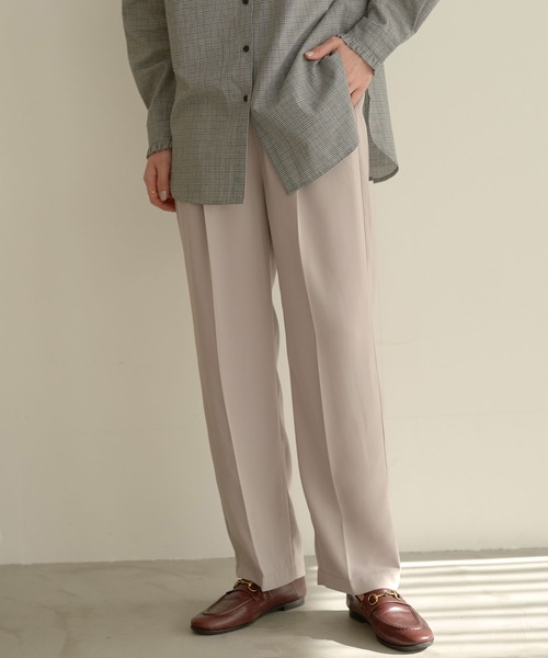 earth music&ecology（アースミュージックアンドエコロジー）の「タックストレートパンツ＊（スラックス・レディース・ブラック/ダークグリーン/ベージュ/ボルドー・M/L）」の2枚目の写真