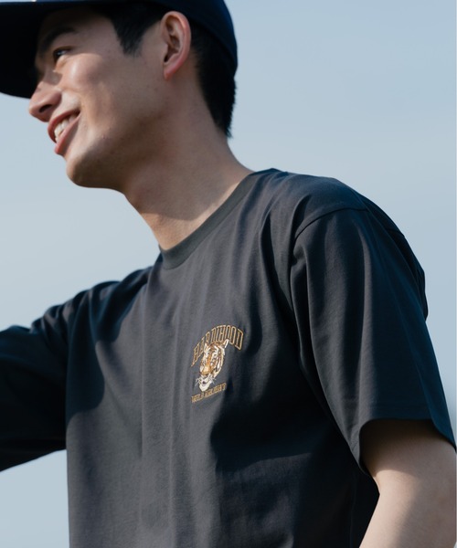 Blue Standard (ブルースタンダード)の「【BLUE STANDARD/ブルースタンダード】汗染みの目立ちにくいTシャツ ZEROSTAIN アニマルワンポイント刺繍Tシャツ(Tシャツ/カットソー・メンズ・チャコールグレー/ブルー/ホワイト/その他1/その他2/オリーブ/ピンク系その他/ホワイト系その他・X-LARGE/LARGE/SMALL/MEDIUM)」の11枚目の写真