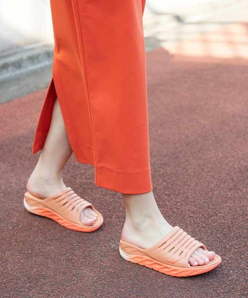 HOKA(ホカ)の「【HOKA ONE ONE】ORA RECOVERY SLIDE(サンダル・レディース・ピンク・25cm/24cm/23cm/26cm)」の4枚目の写真