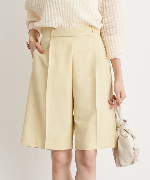 earth music&ecology(アースミュージックアンドエコロジー)の「タックハーフパンツ(その他パンツ・レディース・ライトイエロー/ライトベージュ/ブラック/ブルー系その他6・FREE)」の4枚目の写真