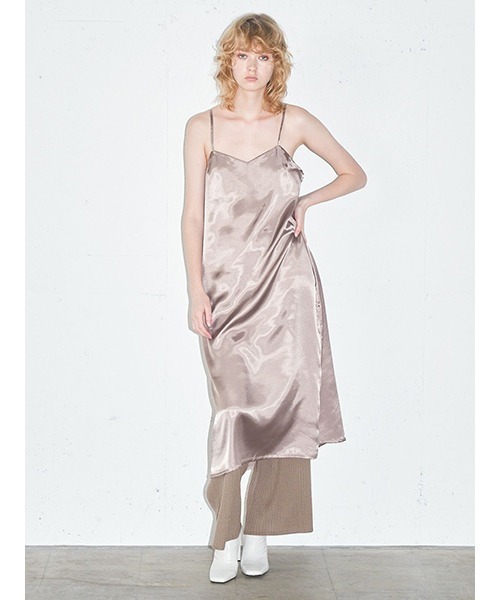 MIDIUMISOLID(ミディウミソリッド)の「サテンキャミソールワンピース(ワンピース・レディース・グリーン/ベージュ/アイボリー・FREE)」の5枚目の写真