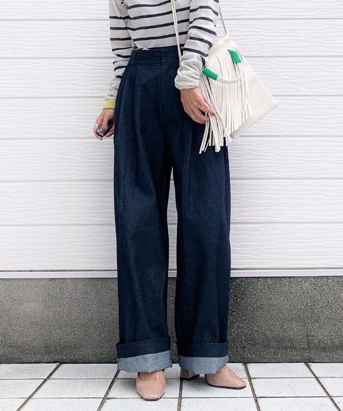 Q(キュー)の「デニムワイドタックパンツ(デニムパンツ・レディース・ネイビー/アイボリー・SMALL/MEDIUM)」の1枚目の写真