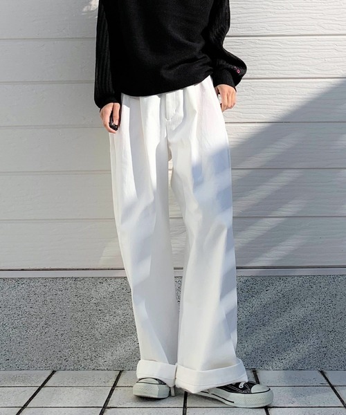 Q(キュー)の「デニムワイドタックパンツ(デニムパンツ・レディース・ネイビー/アイボリー・SMALL/MEDIUM)」の2枚目の写真