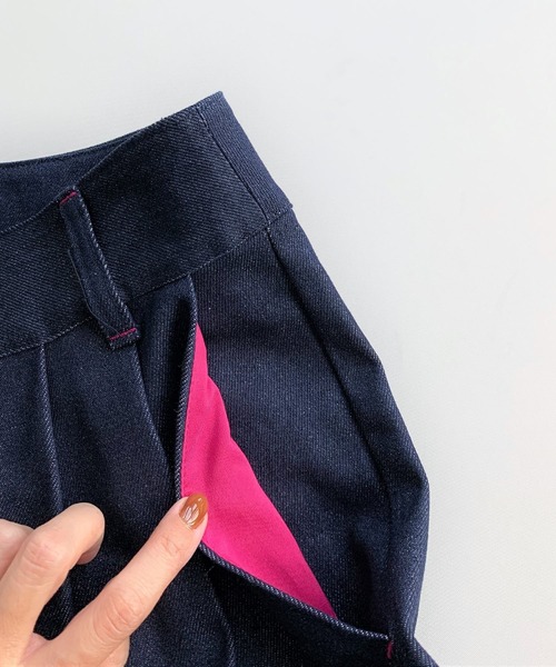 Q(キュー)の「デニムワイドタックパンツ(デニムパンツ・レディース・ネイビー/アイボリー・SMALL/MEDIUM)」の12枚目の写真