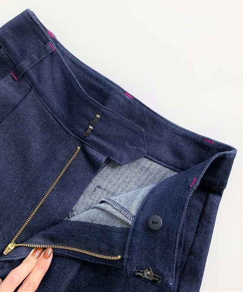 Q(キュー)の「デニムワイドタックパンツ(デニムパンツ・レディース・ネイビー/アイボリー・SMALL/MEDIUM)」の10枚目の写真