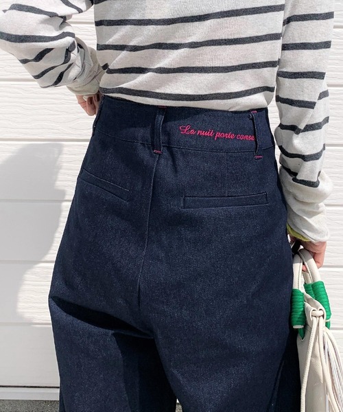 Q(キュー)の「デニムワイドタックパンツ(デニムパンツ・レディース・ネイビー/アイボリー・SMALL/MEDIUM)」の8枚目の写真