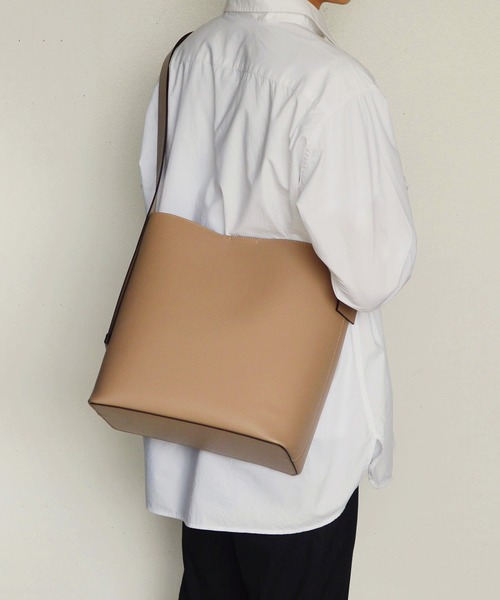 styiro（スタイロ）の「大容量 ワイドストラップ ビッグワンハンドルバッグ（ビジネスバッグ・レディース・ブラック/アイボリー/ブラウン系その他/キャメル/シルバー/ブルー/ガンメタ/グレー/ベージュ・FREE）」の22枚目の写真