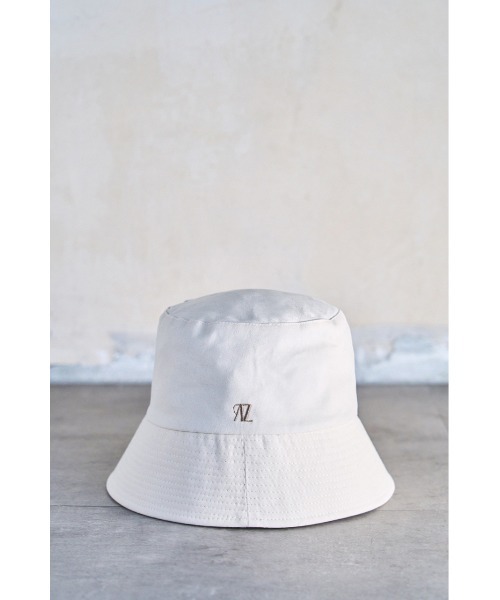 AZUL by moussy(アズールバイマウジー)の「MONOGRAM LOGO BUCKET HAT/モノグラムロゴバケットハット(キャップ・レディース・ブラック/アイボリー/マジェンタ・FREE)」の6枚目の写真