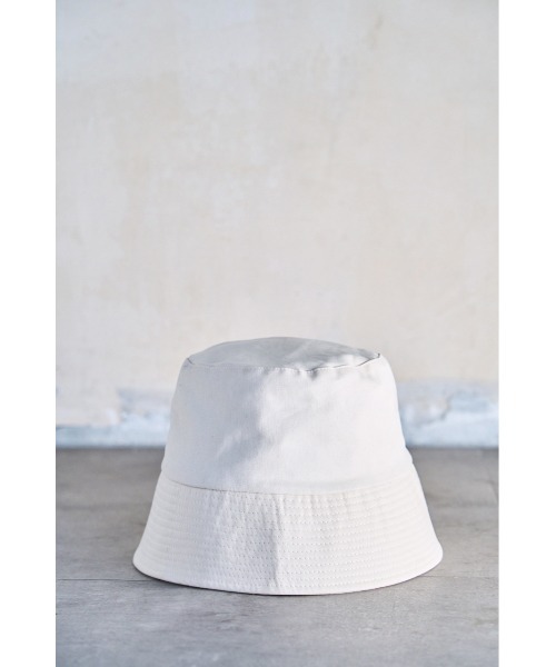 AZUL by moussy(アズールバイマウジー)の「MONOGRAM LOGO BUCKET HAT/モノグラムロゴバケットハット(キャップ・レディース・ブラック/アイボリー/マジェンタ・FREE)」の8枚目の写真