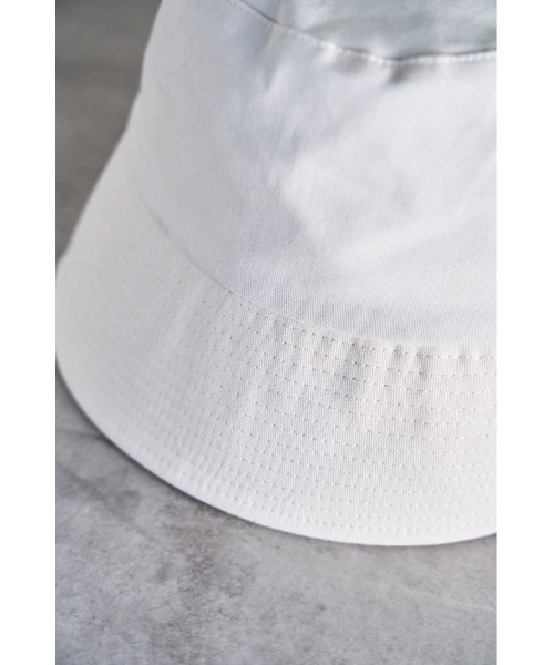 AZUL by moussy(アズールバイマウジー)の「MONOGRAM LOGO BUCKET HAT/モノグラムロゴバケットハット(キャップ・レディース・ブラック/アイボリー/マジェンタ・FREE)」の9枚目の写真