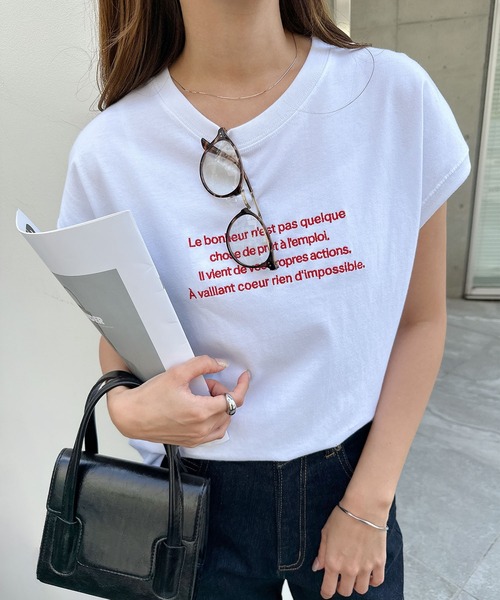 andme（アンドミー）の「ロゴ刺繍フレンチスリーブTシャツ（Tシャツ/カットソー・レディース・チャコールグレー/ベージュ/ホワイト×レッド/ホワイト×ブルー/ホワイト×グレー/ホワイト×ライム・M）」の2枚目の写真