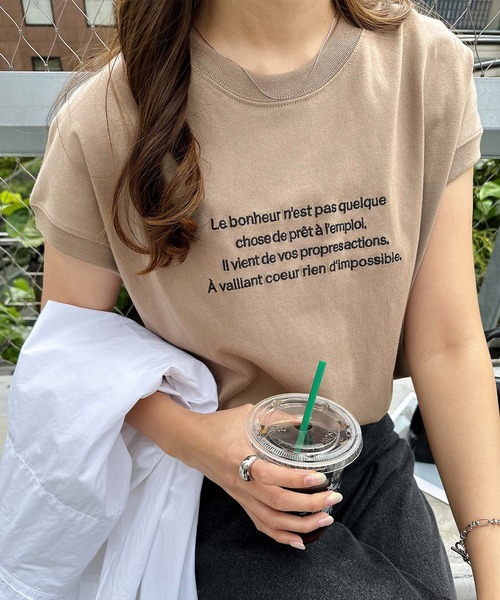 andme（アンドミー）の「ロゴ刺繍フレンチスリーブTシャツ（Tシャツ/カットソー・レディース・チャコールグレー/ベージュ/ホワイト×レッド/ホワイト×ブルー/ホワイト×グレー/ホワイト×ライム・M）」の6枚目の写真