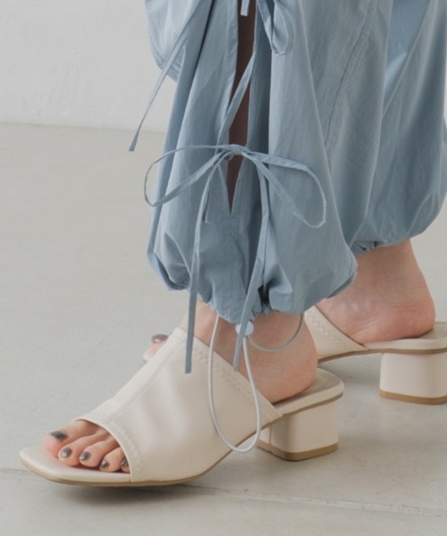 Kastane（カスタネ）の「【2023SSカタログ掲載アイテム】スクエアヒールサンダル（サンダル・レディース・アイボリー/ブラック・S/M/L）」の4枚目の写真