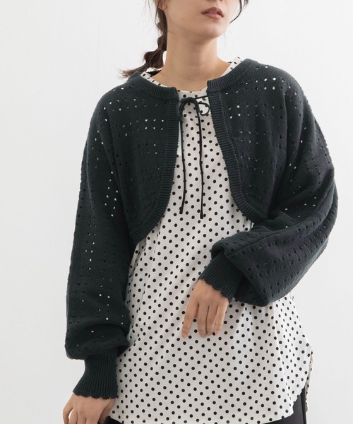 POU DOU DOU（プードゥドゥ）の「ボーダーアイレット編みショート丈ボレロカーディガン（カーディガン/ボレロ・レディース・ブラック/アイボリー/ライトグリーン・3）」の3枚目の写真