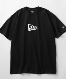 NEW ERA（ニューエラ）の「【NEW ERA/ニューエラ】Flag Logo Mid ブラック×ホワイト  プリント 半袖クルーネックTシャツ/ レギュラーフィット/ブラック（Tシャツ/カットソー）」