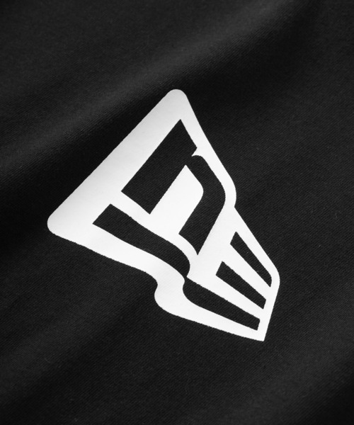 NEW ERA（ニューエラ）の「【NEW ERA/ニューエラ】Flag Logo Mid ブラック×ホワイト  プリント 半袖クルーネックTシャツ/ レギュラーフィット/ブラック（Tシャツ/カットソー・メンズ・ブラック・L/XL/M）」の4枚目の写真